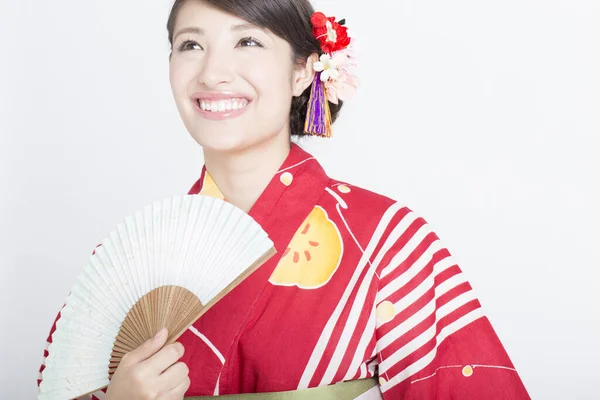 Bela Mulher Quimono Vermelho Tradicional Com Ventilador — Fotografia de Stock