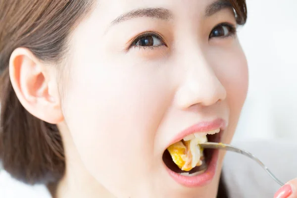 Bela Mulher Asiática Comer Comida Deliciosa — Fotografia de Stock