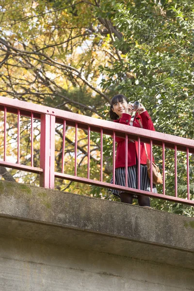 Mladá Japonská Dívka Podzimním Parku — Stock fotografie