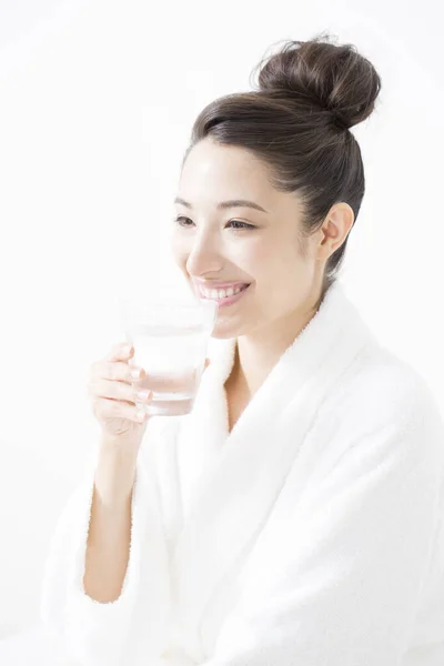Giovane Donna Asiatica Con Bicchiere Acqua Sfondo Bianco — Foto Stock