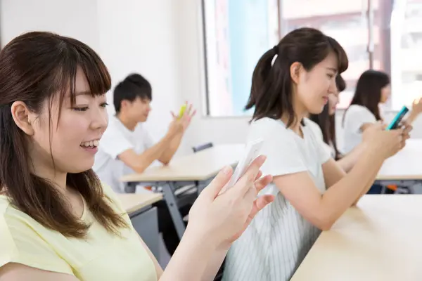 Jeunes Étudiants Asiatiques Utilisant Des Smartphones Classe — Photo