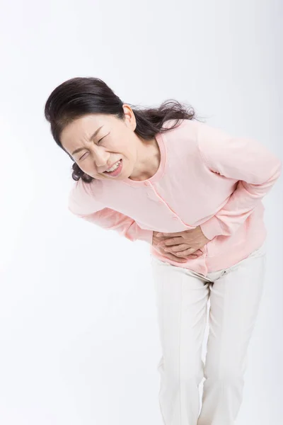Senior Asiático Mujer Tener Estómago Dolor Aislado Blanco Fondo —  Fotos de Stock