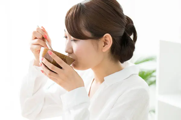 Молодая Японская Женщина Ест Палочками Еды — стоковое фото