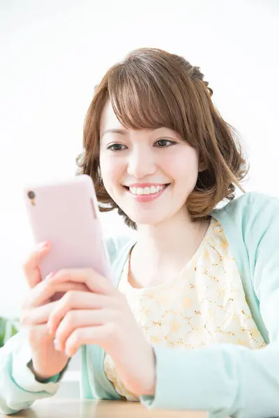 Ung Glad Asiatisk Kvinna Med Mobiltelefon — Stockfoto