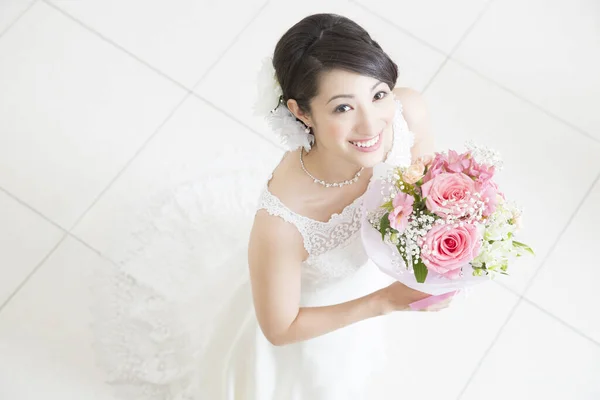 Mooie Aziatische Bruid Met Boeket Bloemen — Stockfoto