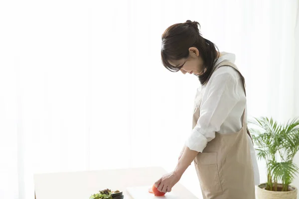 Beautiful Asian Woman Cutting Red Tomato Kitchen Table — Stock Photo, Image