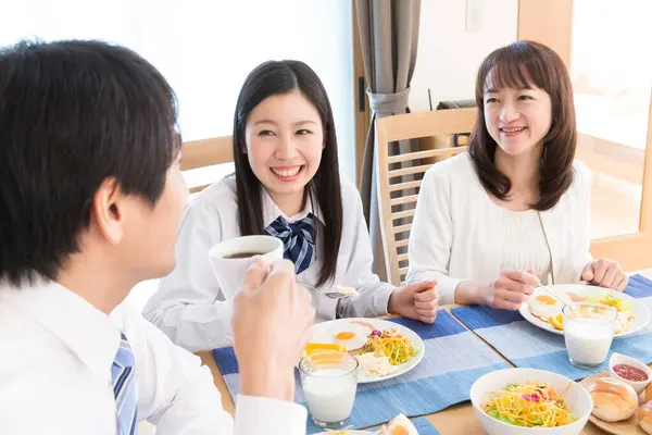 Японская Семья Трех Человек Завтракает Вместе Кухне — стоковое фото