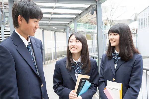 Alegre Jóvenes Estudiantes Japoneses Con Libros Escuela Secundaria — Foto de Stock