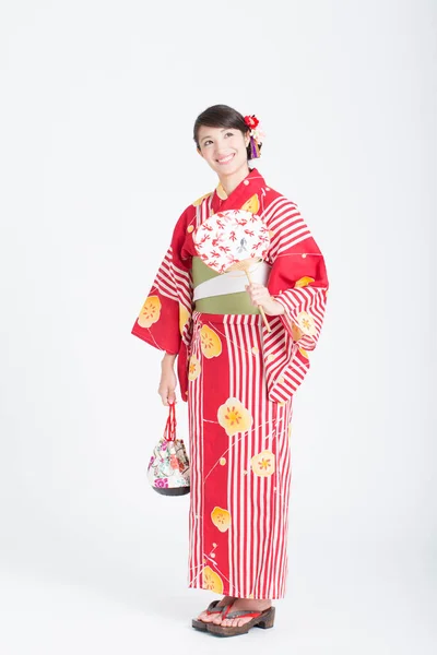 穿着传统红色和服 有扇子的漂亮女人 — 图库照片