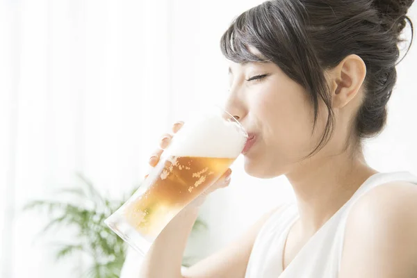 Genç Japon Kadın Elinde Bira Tutuyor — Stok fotoğraf