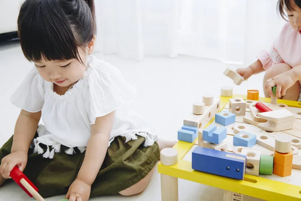 Nahaufnahme Von Niedlichen Japanischen Mädchen Die Hause Mit Spielzeug Spielen — Stockfoto