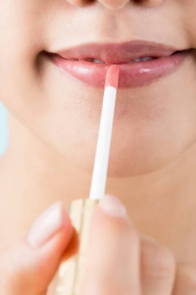 Young Beautiful Woman Applying Lip Gloss — Stock Photo, Image