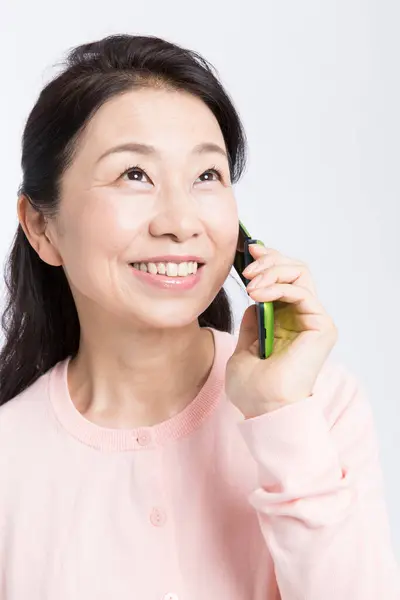 Porträt Einer Asiatischen Seniorin Telefon Isoliert Auf Weißem Hintergrund — Stockfoto