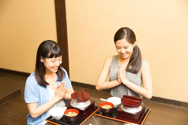 Güzel Asyalı Kadınlar Restoranda Geleneksel Japon Yemekleri Yiyorlar — Stok fotoğraf