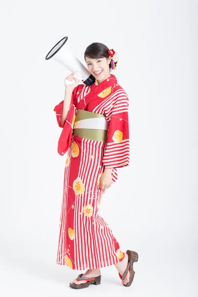 메가폰을 전통적인 기모노와 여자의 초상화 — 스톡 사진