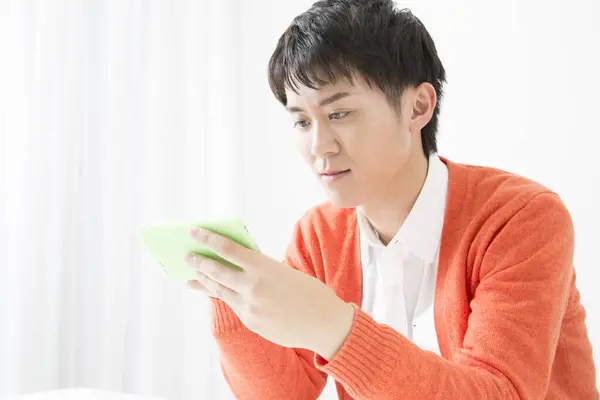 Γιαπωνέζος Που Χρησιμοποιεί Κινητό Τηλέφωνο Λευκό Φόντο — Φωτογραφία Αρχείου