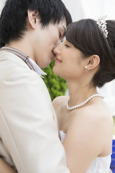 Portret Piękny Młody Azji Ślub Para Całowanie Zewnątrz — Zdjęcie stockowe