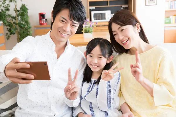 Ασιατική Οικογένεια Των Τριών Λήψη Selfie Smartphone Στο Δωμάτιο Στο — Φωτογραφία Αρχείου
