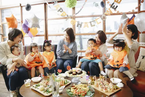 Mujeres Japonesas Con Niños Celebrando Halloween Casa —  Fotos de Stock