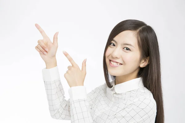 Studioaufnahme Einer Schönen Japanerin Die Mit Ihren Zeigefingern Auf Weißem — Stockfoto