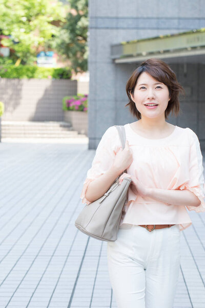 Женщина, идущая по улице
