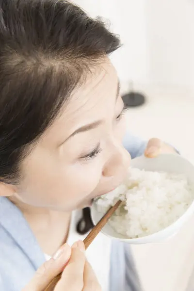 Kadın Yemek Çubuklarıyla Kaseden Pirinç Yiyor — Stok fotoğraf