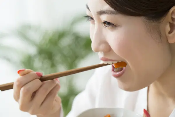 Joven Japonesa Comer Con Palillos — Foto de Stock