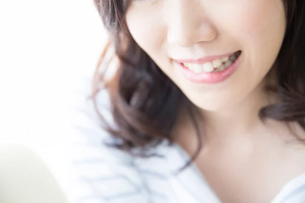 演播室拍摄到美丽的日本女人在白色背景下微笑 — 图库照片