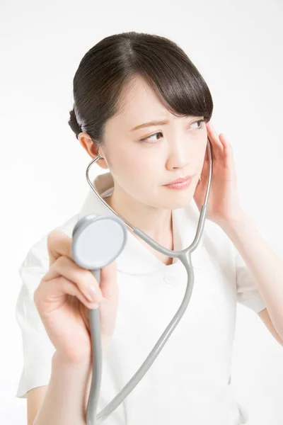 亚洲女医生用听诊器 — Stockfoto