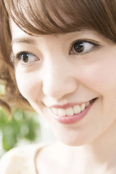 Giovane Donna Giapponese Con Sorriso Naturale — Foto Stock
