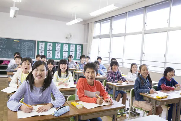 Japon Ilkokul Öğrencileri Sınıfta Yazıyor Eğitim Kavramı — Stok fotoğraf