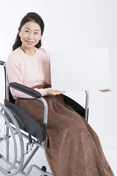 Asian Woman Wheelchair Showing Blank Card — Stock Photo, Image