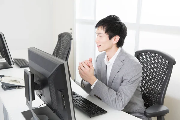 Lächelnder Asiatischer Mitarbeiter Der Büro Mit Dem Computer Arbeitet — Stockfoto