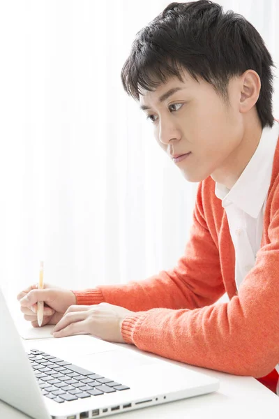 用笔记本电脑学习的日本年轻人 — 图库照片