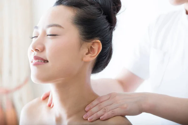 美丽的日本女人在美容院接受针灸治疗 — 图库照片