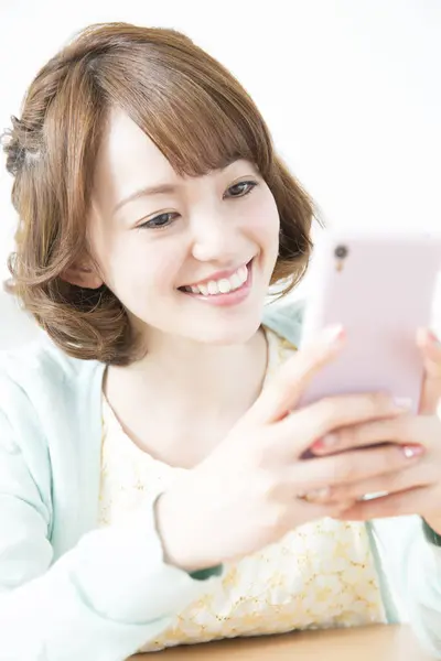 Молода Азіатська Жінка Посміхається Смартфоном — стокове фото