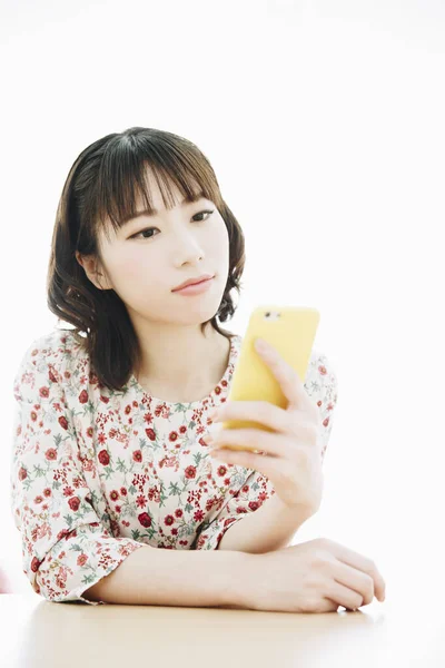 Piękna Młoda Azjatka Pomocą Smartfona Domu — Zdjęcie stockowe