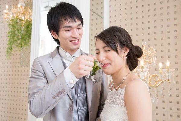 Stilig Ung Brudgum Mata Vacker Brud Med Bröllopstårta — Stockfoto