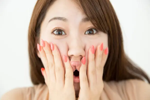 Porträtt Vacker Förvånad Japansk Kvinna Med Händer Ansiktet Vit Bakgrund — Stockfoto