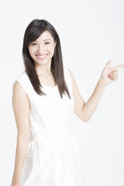 Jong Mooi Japans Vrouw Wijzend Met Vinger Kijken Camera Wit — Stockfoto