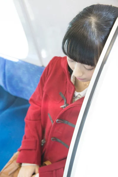 Asiatisk Flicka Sover Tåget — Stockfoto