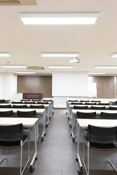 Boş üniversite sınıfının içi 