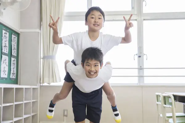 Twee Aziatische Jongens Hebben Plezier Klas — Stockfoto