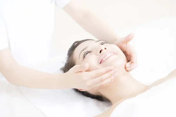 Giovane Donna Ottenere Massaggio Una Spa — Foto Stock