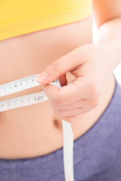 Ung Kvinna Mäter Magen Med Måttband Dietkoncept — Stockfoto