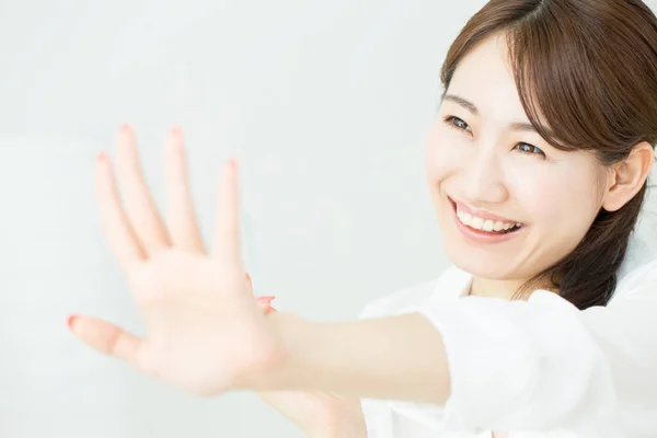 Schöne Japanerin Zeigt Fünf Finger Auf Weißem Hintergrund — Stockfoto