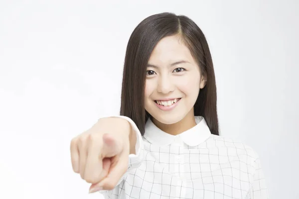 Студийный Снимок Красивой Японской Женщины Пинающей Тебя Белом Фоне — стоковое фото