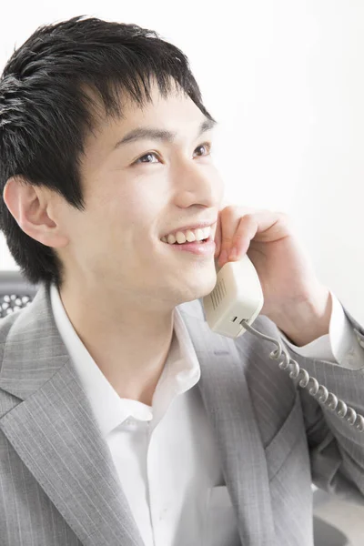 Giovane Uomo Affari Asiatico Parlando Telefono Ufficio — Foto Stock