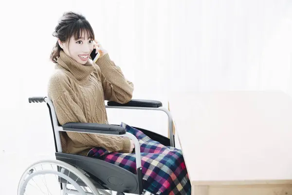Mulher Com Telefone Celular Cadeira Rodas — Fotografia de Stock
