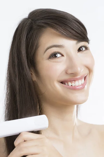 Bela Mulher Japonesa Usando Ferro Cabelo — Fotografia de Stock